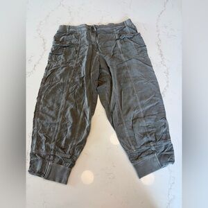 Cropped Cargo Capri Pants — Gray